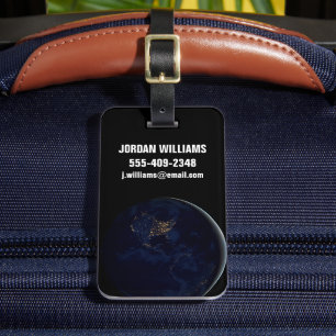 Vollerde bei Nacht mit Stadtlampen in Amerika Gepäckanhänger