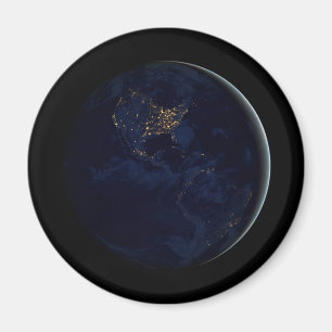 Vollerde bei Nacht mit Stadtlampen in Amerika Magnet