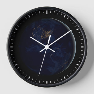 Vollerde bei Nacht mit Stadtlampen in Amerika Uhr