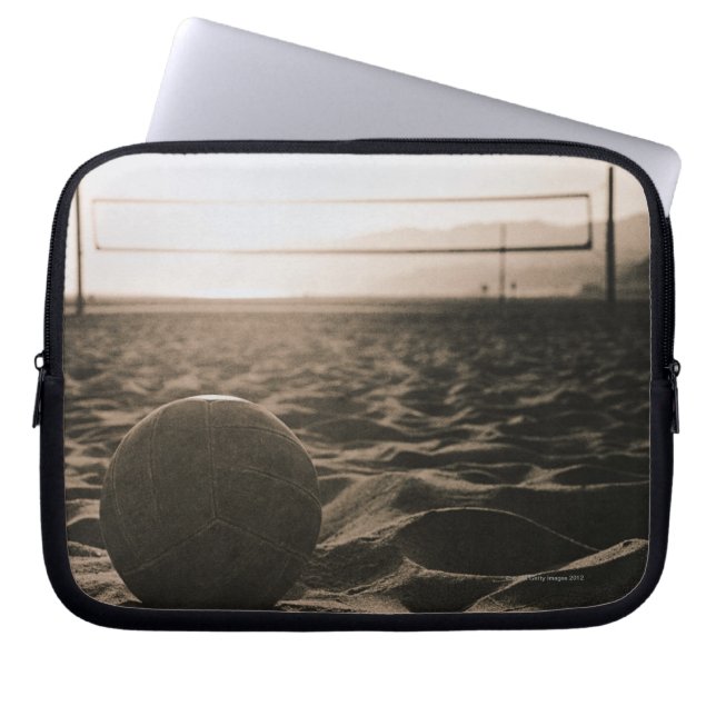 Volleyball im Sand Laptopschutzhülle (Vorderseite)