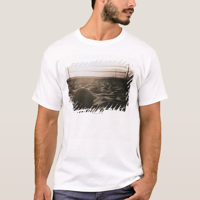 Volleyball im Sand T-Shirt (Vorderseite)