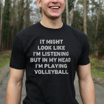 Volleyball Player Funny T-Shirt<br><div class="desc">Perfektes Geschenk für alle Volleyballfans. Es könnte so aussehen, als ob ich zuhöre, aber in meinem Kopf spiele ich Volleyball ist ein lustiges und einzigartiges Design, das ein ideales Geschenk für Volleyball-Liebhaber zu Weihnachten oder Geburtstag macht.</div>