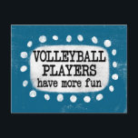 Volleyball Spieler haben mehr Spaß Postkarte<br><div class="desc">"Volleyball Players haben mehr Spaß" ist ein niedliches Textdesign in blau mit schwarzem Text,  mit weißer Akzent-Form und weißen texturierten weißen,  weißgetönten weißen Punkten,  die ihn umgeben.</div>
