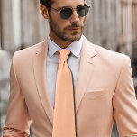 Vollfarbe Krawatte<br><div class="desc">Diese Krawatte ist eine reizvolle Ergänzung zu Ihrer Kollektion und zeichnet sich durch eine zauberhafte Pfirsichfarbe aus. Ideal,  um eine Touch von Eleganz zu jedem Outfit hinzuzufügen.Rufen Sie alle monochromen Liebhaber an!Mit den Zazzle-Tools haben Sie die kreative Freiheit,  Ihre eigenen Designs,  Texte und Logos zu integrieren.</div>