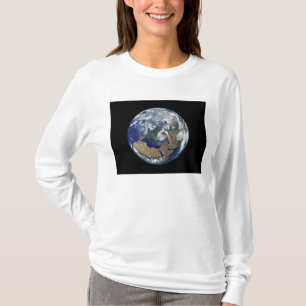 Völlig beleuchtete Erde zentriert auf Europa T-Shirt