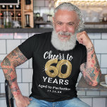 Volljähriger 60. Geburtstags-T - Shirt<br><div class="desc">Der angesagte T - Shirt aus schwarz und goldfarbenem 60. Geburtstag mit 60 goldenen Helliumballons,  dem Sprichwort "Juers to 60 years",  "Alt bis Perfektion" und dem Datum.</div>