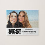 Vollkommen Betrunken werden - Vorschlag für eine B Puzzle<br><div class="desc">Zwei Freunde Foto lustige Brautjungfrau oder Trauzeugin Vorschlag Puzzles "JA! SIE KÖNNEN GANZ BETRUNKEN WERDEN AM EMPFANG! Wirst du meine Brautjungfrau sein?"</div>
