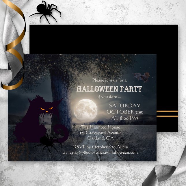 Vollmond Black Cat Halloween-Party Einladung (Halloween party invitation showing a black cat on a spooky night with a spider and bat at full moon)
