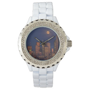 Vollmond, der über im Stadtzentrum gelegene Armbanduhr