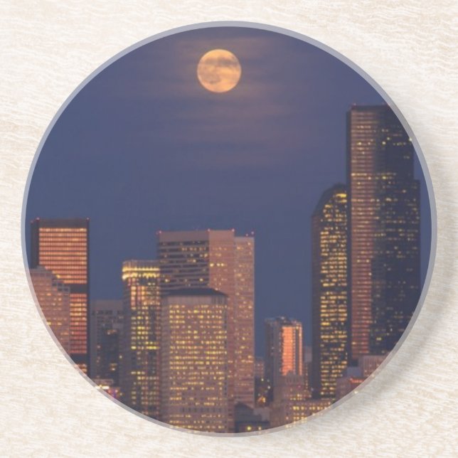 Vollmond, der über im Stadtzentrum gelegene Getränkeuntersetzer (Vorne)