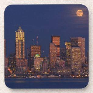 Vollmond, der über im Stadtzentrum gelegene Getränkeuntersetzer