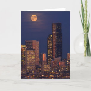 Vollmond, der über im Stadtzentrum gelegene Karte