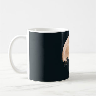 VOLLMOND HINTER BAUMSILHOUETTEN KAFFEETASSE