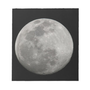 Vollmond in Schwarz und Weiß. Kredit als: Arthur Notizblock