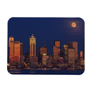 Vollmond steigt über die Skyline der Innenstadt vo Magnet