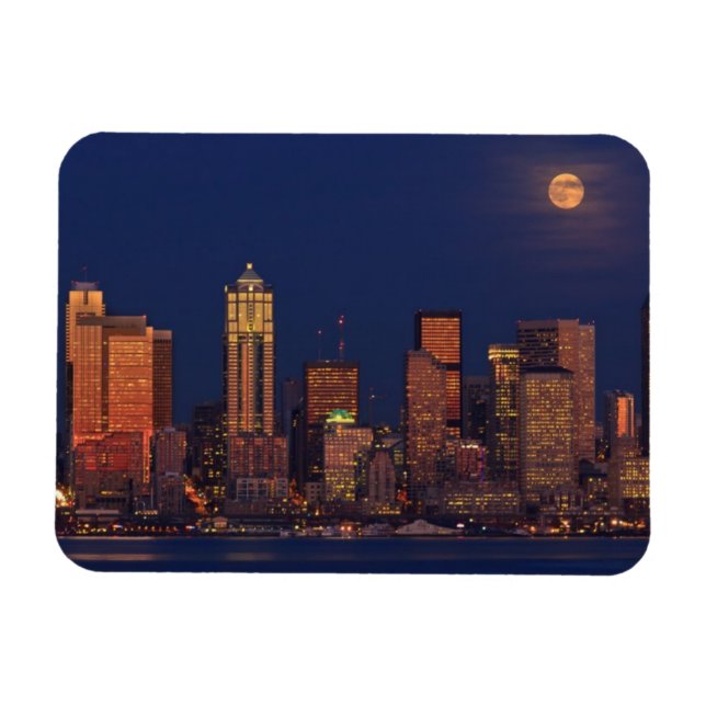 Vollmond steigt über die Skyline der Innenstadt vo Magnet (Horizontal)