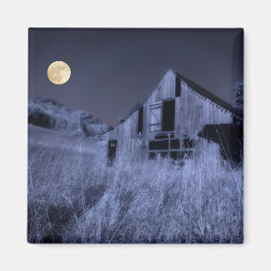 Vollmond über alter verwitterter Scheune Magnet