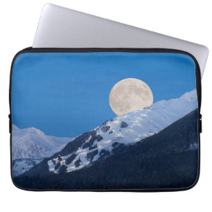 Vollmond über dem Alyeska-Skigebiet, Alaska Laptopschutzhülle
