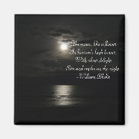 Vollmond über dem Wasser nachts mit Poesie
