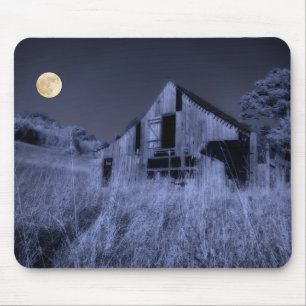 Vollmond über einer alten verwitterten Scheune Mousepad