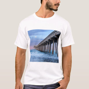 Vollmond über Pier, Kalifornien T-Shirt