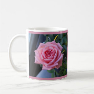 Vollrosa Rose auf der Tasse