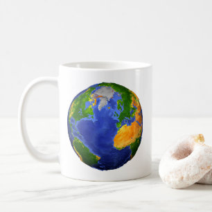 Vollständig die Erde mit topographischen Daten. Kaffeetasse
