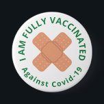 Vollständig geimpft button<br><div class="desc">Vollständig geimpfter Knopf mit Vollimpfung gegen covid-19 ist in gebogenem Text in grün auf Weiß um gekreuzte Klebebandagen in beige geschrieben.</div>