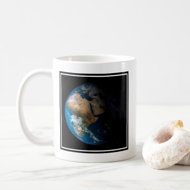 Vollständige Erde mit simulierten Wolken über Afri Kaffeetasse (Mit Donut)