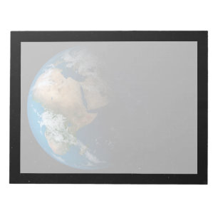 Vollständige Erde mit simulierten Wolken über Afri Notizblock