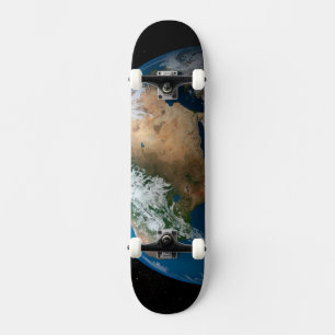 Vollständige Erde mit simulierten Wolken über Afri Skateboard