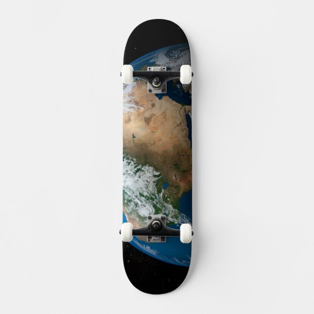 Vollständige Erde mit simulierten Wolken über Afri Skateboard (Vorderseite)
