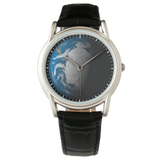 Vollständige Erde mit simulierten Wolken über der  Armbanduhr (Vorderseite)