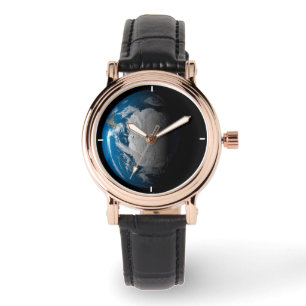 Vollständige Erde mit simulierten Wolken über der  Armbanduhr