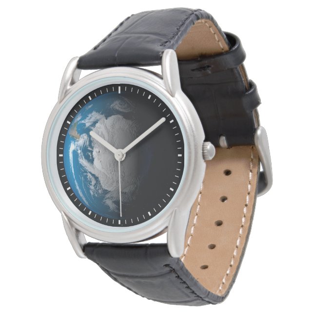 Vollständige Erde mit simulierten Wolken über der  Armbanduhr (Schrägansicht)