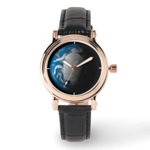 Vollständige Erde mit simulierten Wolken über der  Armbanduhr