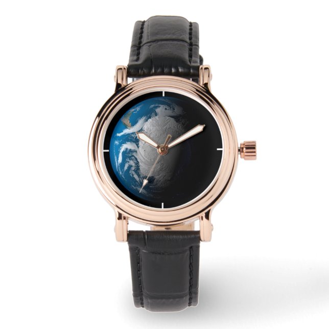 Vollständige Erde mit simulierten Wolken über der  Armbanduhr (Vorderseite)