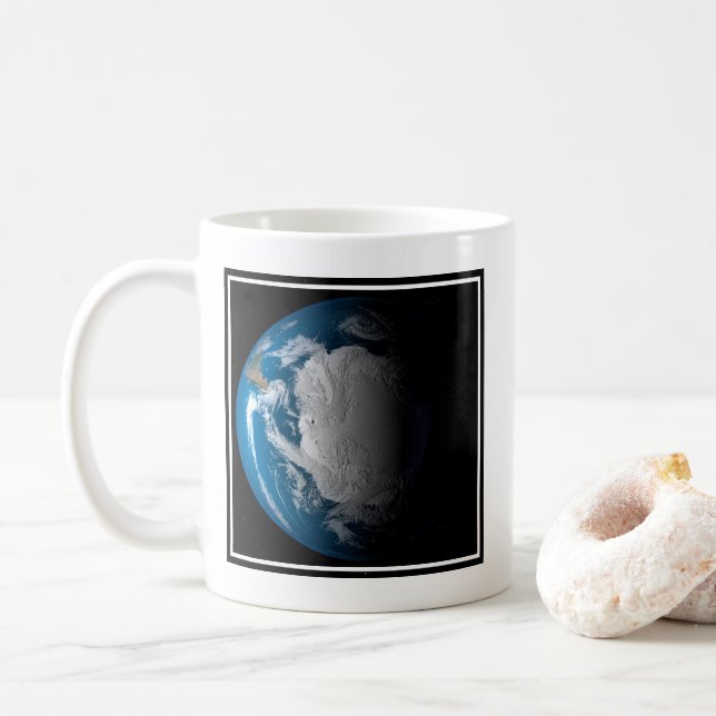 Vollständige Erde mit simulierten Wolken über der  Kaffeetasse (Mit Donut)