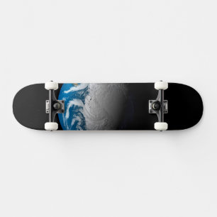 Vollständige Erde mit simulierten Wolken über der  Skateboard