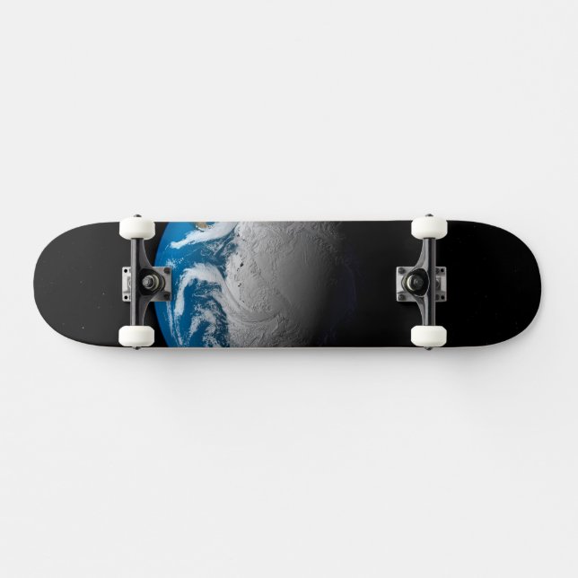 Vollständige Erde mit simulierten Wolken über der  Skateboard (Horizontal)