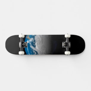 Vollständige Erde mit simulierten Wolken über der  Skateboard