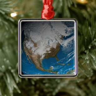 Vollständige Erde mit simulierten Wolken über Nord Ornament Aus Metall