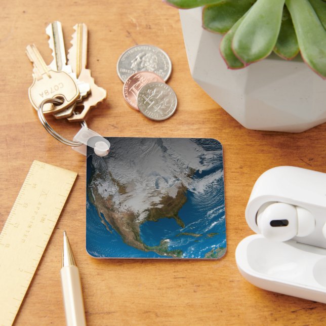 Vollständige Erde mit simulierten Wolken über Nord Schlüsselanhänger (Schreibtisch)