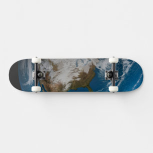 Vollständige Erde mit simulierten Wolken über Nord Skateboard