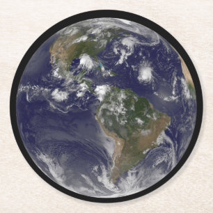 Vollständige Erde mit tropischen Stürmen im Atlant Runder Pappuntersetzer