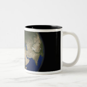 Vollständige Erdsicht auf Afrika, Europa und Mitte Zweifarbige Tasse