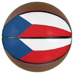 Vollständiger Basketball mit Flagge in Tschechien