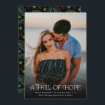 Vollständiges Foto Thrill Hope Ankündigung des Fot<br><div class="desc">Diese schönen,  vollen Foto-Schwangerschaftsankündigungen bieten moderne,  elegante Typografie mit dem Titel "Ein Thrill der Hoffnung". Die Rückseite enthält ein Weihnachtsmuster aus Kiefernbäumen und Beeren auf einem individuellen Farbhintergrund (schwarz dargestellt).</div>