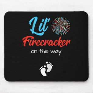 vom Juli Schwangerschaft Shirt Lil' Firecracker au Mousepad
