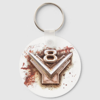 Vom klassischen Auto: Rusty altes v8 Emblem in Chr Schlüsselanhänger